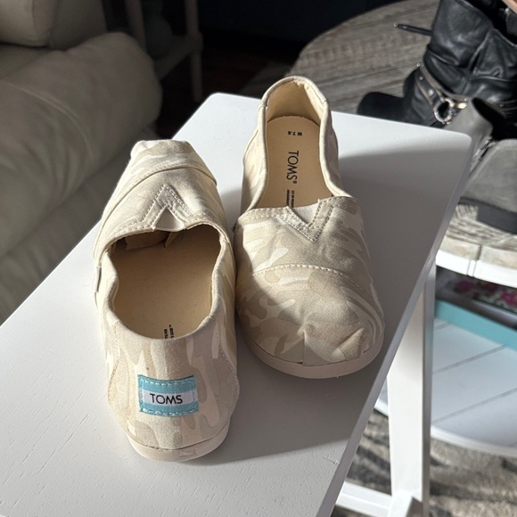 Toms Shoes - TOMS women’s Cream Moccasins
